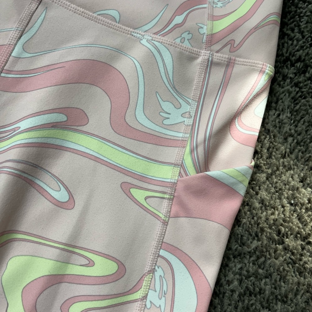 Fabletics Women’s Leggings Oasis Capri Guava Marble Daisy Size Medium EUC Pink - Picture 2 of 3